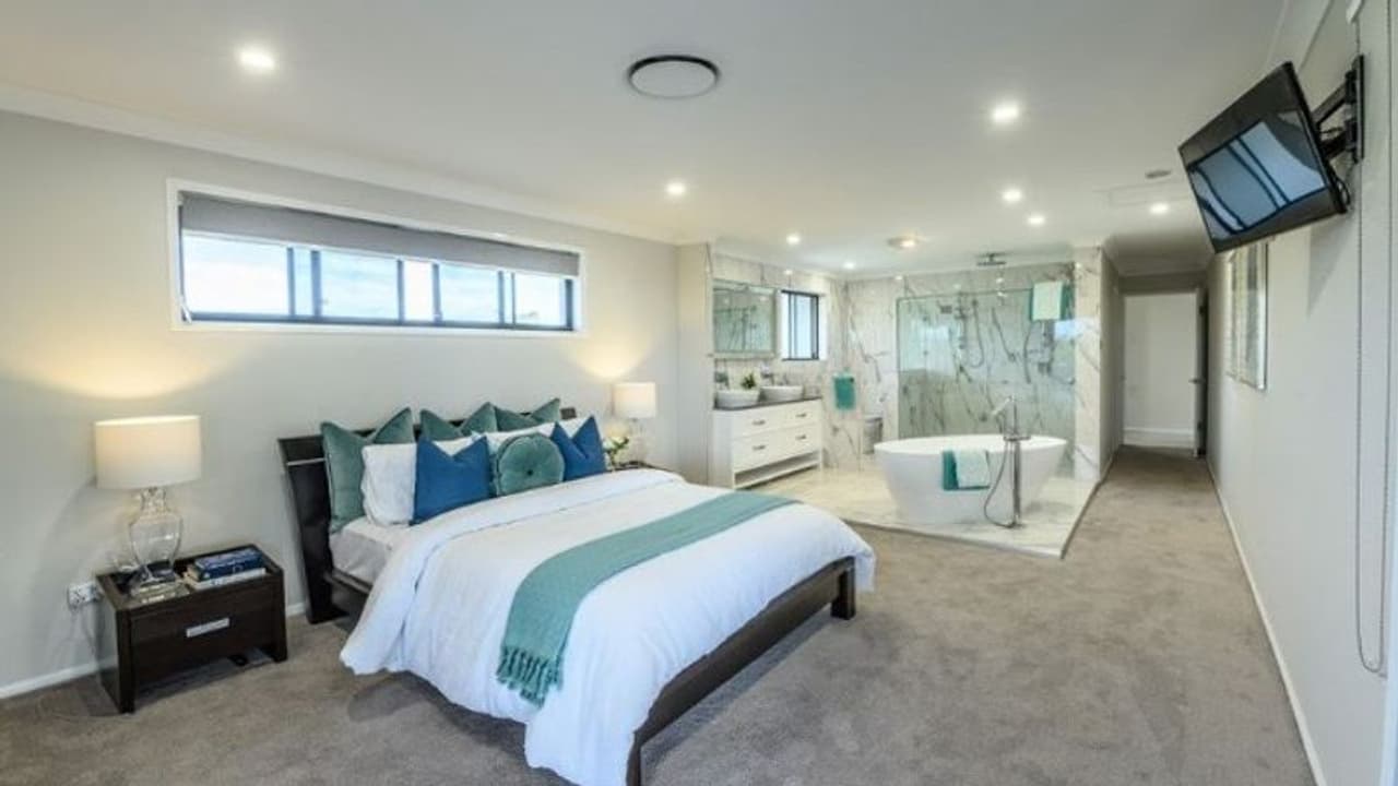 കിടപ്പറയ്ക്കുള്ളില് മറയില്ലാതെ കുളിമുറി; 'അറുബോറെ'ന്ന് സോഷ്യല് മീഡിയ കിടപ്പറയ്ക്കുള്ളില് മറയില്ലാതെ കുളിമുറി; 'അറുബോറെ'ന്ന് സോഷ്യല് മീഡിയ