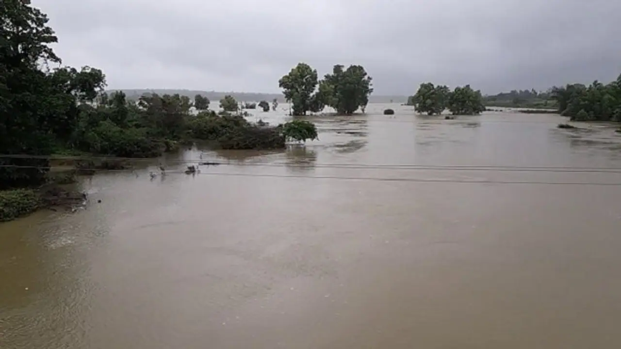 ಶಿವಮೊಗ್ಗ: ವರದಾ, ದಂಡಾವತಿಯಲ್ಲಿ ಪ್ರವಾಹ ಶಿವಮೊಗ್ಗ: ವರದಾ, ದಂಡಾವತಿಯಲ್ಲಿ ಪ್ರವಾಹ