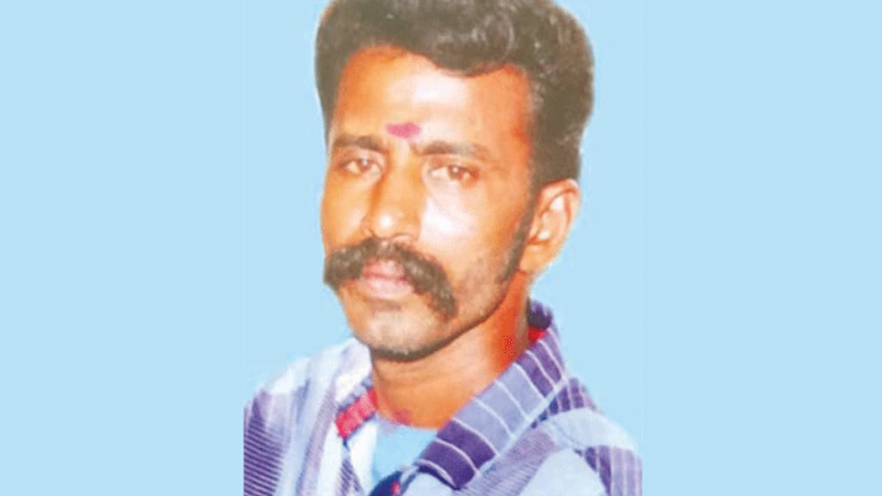 கண் இமைக்கும் நேரத்தில் விடுதலை சிறுத்தைகள் பிரமுகர் ஓட ஓட விரட்டி படுகொலை... நாகர்கோவிலில் பதற்றம்..! கண் இமைக்கும் நேரத்தில் விடுதலை சிறுத்தைகள் பிரமுகர் ஓட ஓட விரட்டி படுகொலை... நாகர்கோவிலில் பதற்றம்..!