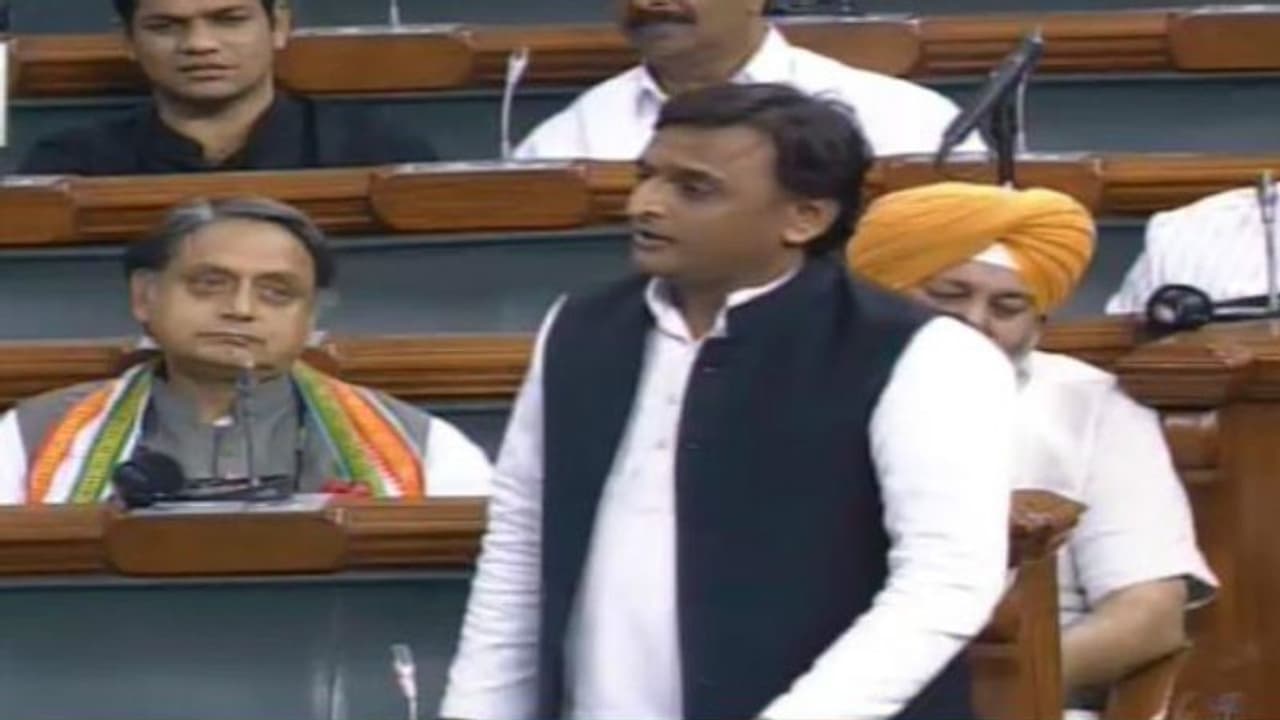 आर्टिकल 370: जब अखिलेश यादव ने सदन में सुनाया अकबर बीरबल का किस्सा आर्टिकल 370: जब अखिलेश यादव ने सदन में सुनाया अकबर बीरबल का किस्सा