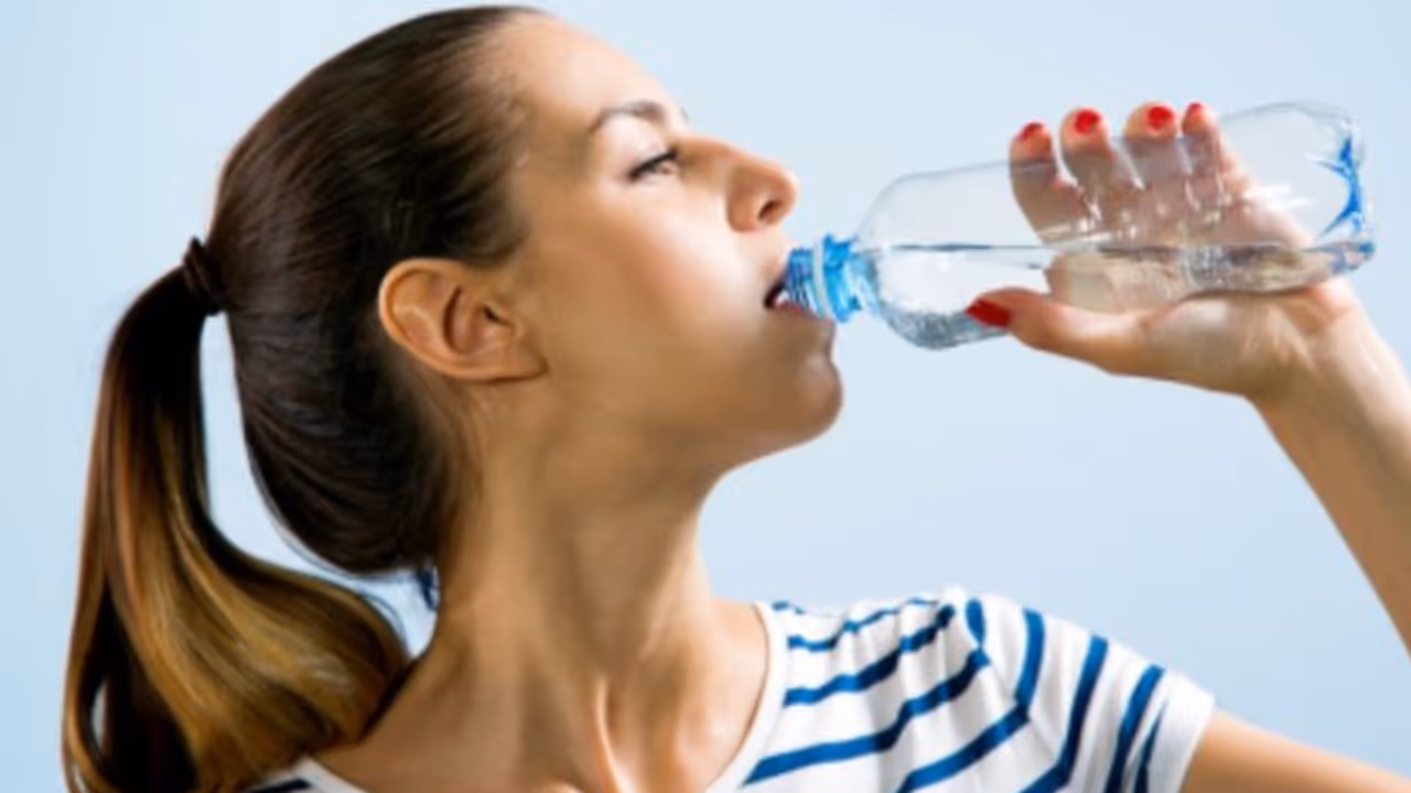 మంచినీరు అతిగా తాగుతున్నారా...? ప్రమాదమే