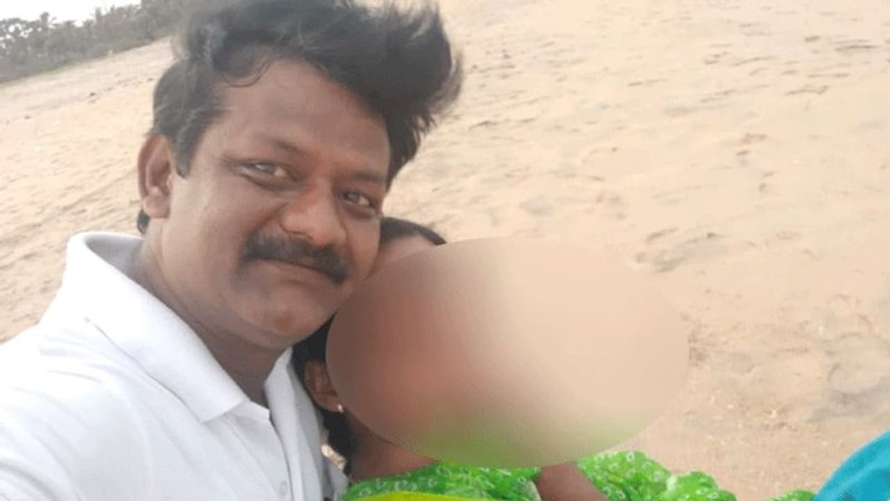 தனிமையில் உல்லாசமா இருந்தோம்... சிசிடிவியில ரெக்கார்ட் ஆயிடுச்சி... சிக்கிய டிராவல்ஸ் அதிபர்... கில்மா வீடியோவை காட்டி மிரட்டும் பெண் போலீஸ்!! தனிமையில் உல்லாசமா இருந்தோம்... சிசிடிவியில ரெக்கார்ட் ஆயிடுச்சி... சிக்கிய டிராவல்ஸ் அதிபர்... கில்மா வீடியோவை காட்டி மிரட்டும் பெண் போலீஸ்!!