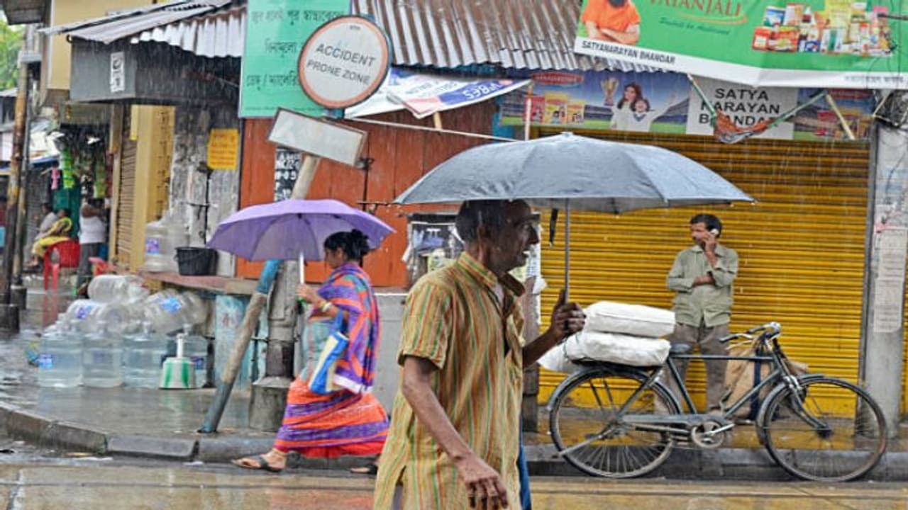 অবশেষে দক্ষিণবঙ্গে ভারী বৃষ্টির আশা, সঙ্গে বইতে পারে ঝোড়ো হাওয়া অবশেষে দক্ষিণবঙ্গে ভারী বৃষ্টির আশা, সঙ্গে বইতে পারে ঝোড়ো হাওয়া