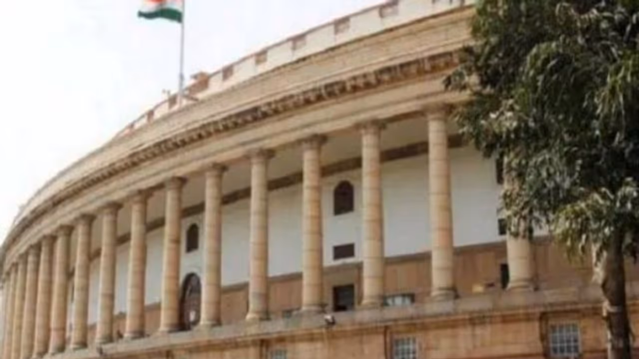 മുന് എംപിമാര്ക്ക് വസതികള് ഒഴിയാന് അന്ത്യശാസനം; മൂന്ന് ദിവസത്തിനുള്ളില് വെള്ളവും വൈദ്യുതിയും റദ്ദാക്കും മുന് എംപിമാര്ക്ക് വസതികള് ഒഴിയാന് അന്ത്യശാസനം; മൂന്ന് ദിവസത്തിനുള്ളില് വെള്ളവും വൈദ്യുതിയും റദ്ദാക്കും