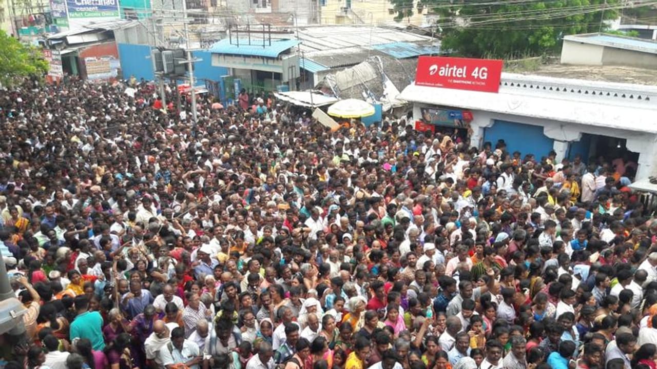 இயல்பு நிலைக்கு திரும்பும் காஞ்சி !! நிறைவு பெற்ற பிரம்மாண்டமான அத்திவரதர் வைபவம் .. காஞ்சிபுரம் மக்கள் நிம்மதி பெருமூச்சு ..