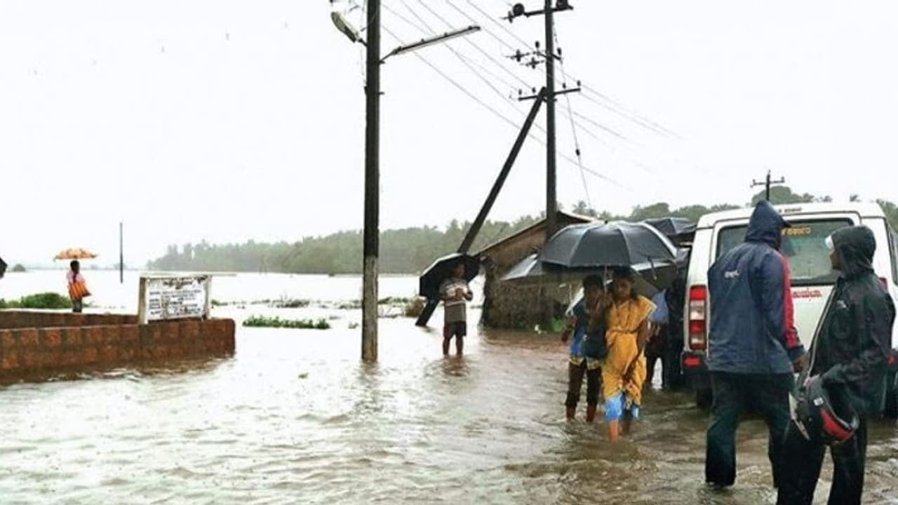 ಬಿರುಗಾಳಿ, ಮಳೆಗೆ ಉತ್ತರ ಕನ್ನಡ ಅಕ್ಷರಶಃ ಗಡಗಡ ಬಿರುಗಾಳಿ, ಮಳೆಗೆ ಉತ್ತರ ಕನ್ನಡ ಅಕ್ಷರಶಃ ಗಡಗಡ