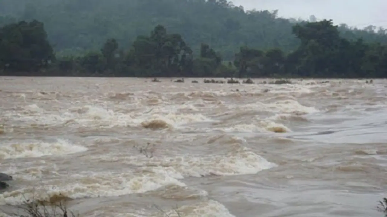 ಹಂಪಿ: ಸಂಕ್ರಾಂತಿ ಹಬ್ಬದಂದು ತುಂಗಭದ್ರಾ ನದಿಯಲ್ಲಿ ಪುಣ್ಯ ಸ್ನಾನ