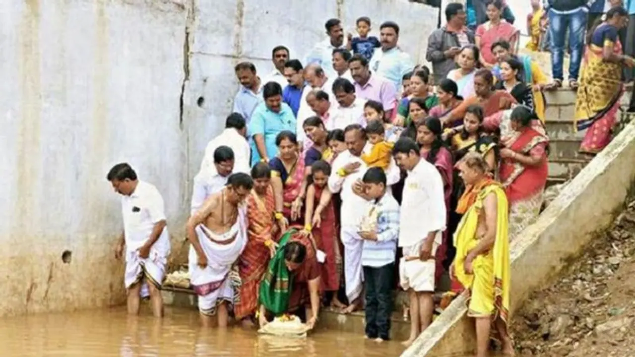 ತುಂಬಿದ ತುಂಗೆಗೆ ಈಶ್ವರಪ್ಪ ದಂಪತಿ ಬಾಗಿನ ತುಂಬಿದ ತುಂಗೆಗೆ ಈಶ್ವರಪ್ಪ ದಂಪತಿ ಬಾಗಿನ