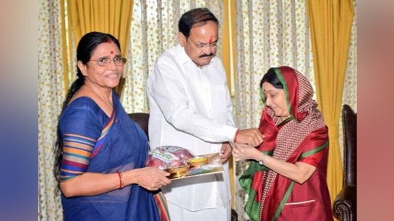 राखी से 9 दिन पहले चली गईं सुषमा, सूनी हो गई इस भाई की कलाई राखी से 9 दिन पहले चली गईं सुषमा, सूनी हो गई इस भाई की कलाई