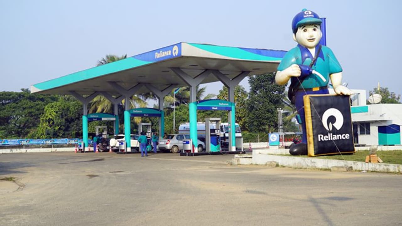 റിലയന്സ് ബിപിയ്ക്ക് കൈകൊടുത്തു, ഇന്ത്യയില് എല്ലായിടത്തും ഇന്ധനം എത്തിക്കുമെന്ന് വാഗ്ദാനം റിലയന്സ് ബിപിയ്ക്ക് കൈകൊടുത്തു, ഇന്ത്യയില് എല്ലായിടത്തും ഇന്ധനം എത്തിക്കുമെന്ന് വാഗ്ദാനം