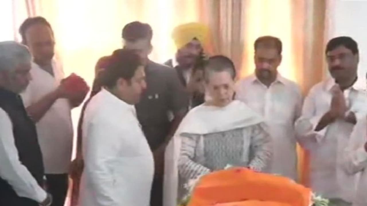 সুষমা স্বরাজের বাসভবনে শেষ শ্রদ্ধা জানালেন সনিয়া গান্ধী, মনমোহন সিং সুষমা স্বরাজের বাসভবনে শেষ শ্রদ্ধা জানালেন সনিয়া গান্ধী, মনমোহন সিং