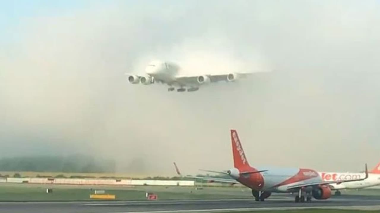 മേഘപാളിയുമായി ലാന്ഡിംഗ്; കാണാം വിമാനത്തിന്റെ രാജകീയ പ്രവേശന ദൃശ്യങ്ങള് മേഘപാളിയുമായി ലാന്ഡിംഗ്; കാണാം വിമാനത്തിന്റെ രാജകീയ പ്രവേശന ദൃശ്യങ്ങള്