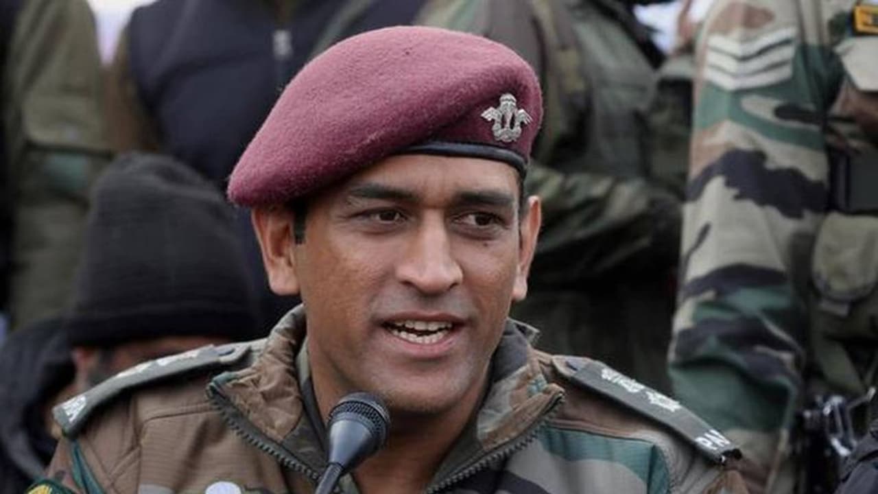 తోటి సైనికులకు దైర్యాన్ని నూరిపోస్తున్న ధోని...పాట రూపంలో(వీడియో) తోటి సైనికులకు దైర్యాన్ని నూరిపోస్తున్న ధోని...పాట రూపంలో(వీడియో)