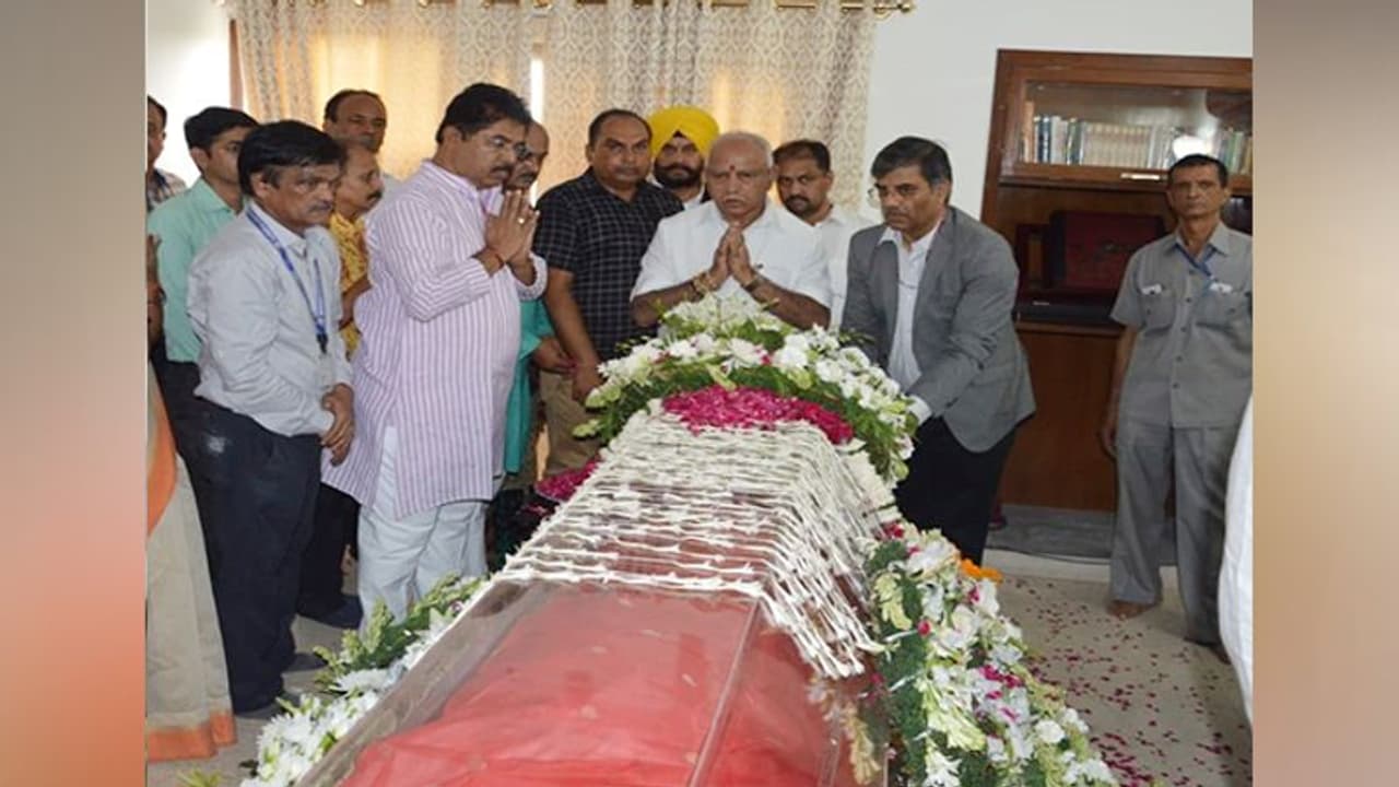 సుష్మా స్వరాజ్: ఎయిమ్స్ కు క్యూ కట్టిన ప్రముఖులు సుష్మా స్వరాజ్: ఎయిమ్స్ కు క్యూ కట్టిన ప్రముఖులు