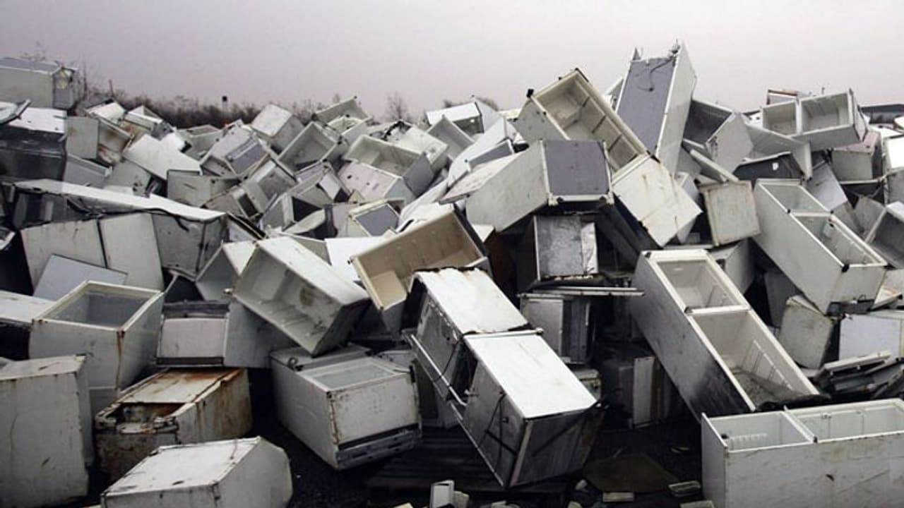 ഉപയോഗ ശൂന്യമായ ഫ്രിഡ്ജ് കൊക്കയിലുപേക്ഷിച്ച യുവാവിന് എട്ടിന്റെ പണി കൊടുത്ത് പൊലീസ് വീഡിയോ ഉപയോഗ ശൂന്യമായ ഫ്രിഡ്ജ് കൊക്കയിലുപേക്ഷിച്ച യുവാവിന് എട്ടിന്റെ പണി കൊടുത്ത് പൊലീസ് വീഡിയോ