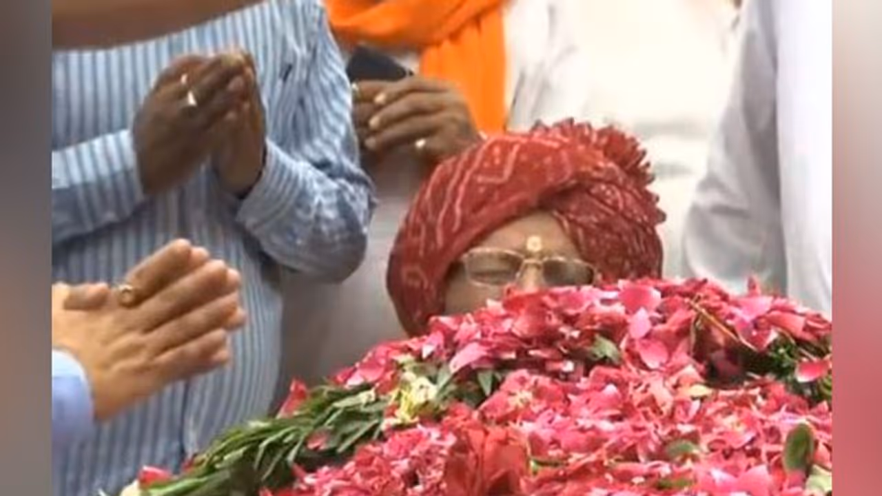 सुषमा स्वराज का शव देख फूट फूट कर रोए MDH के मालिक सुषमा स्वराज का शव देख फूट फूट कर रोए MDH के मालिक