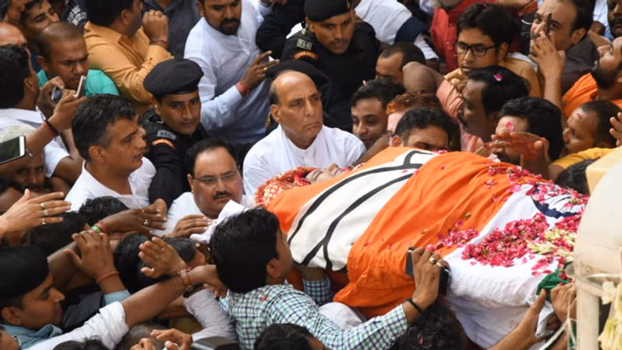 पंचतत्व में विलीन हुईं सुषमा, राजकीय सम्मान के साथ हुआ अंतिम संस्कार पंचतत्व में विलीन हुईं सुषमा, राजकीय सम्मान के साथ हुआ अंतिम संस्कार