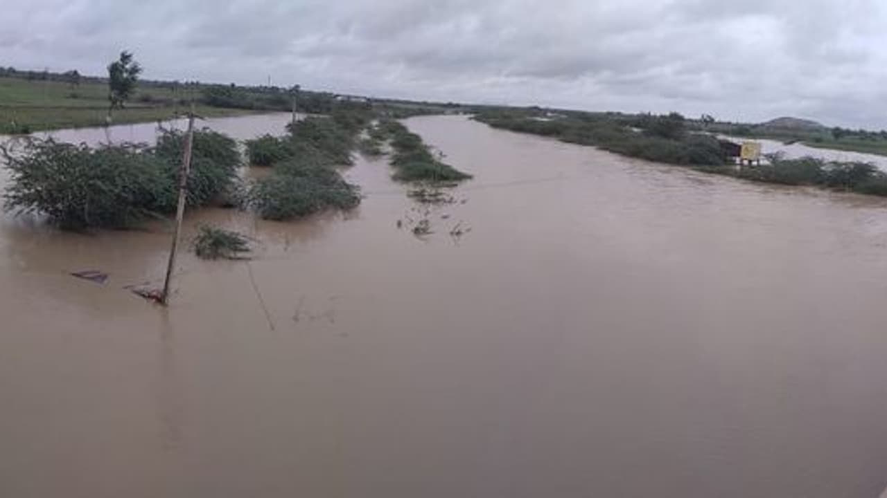 ಡ್ಯಾಂಗಳಿಗೆ 3 ಪಟ್ಟು ಹೆಚ್ಚು ನೀರು ಹರಿವು :ಸಂಕಷ್ಟದಲ್ಲಿ ಜನತೆ ಡ್ಯಾಂಗಳಿಗೆ 3 ಪಟ್ಟು ಹೆಚ್ಚು ನೀರು ಹರಿವು :ಸಂಕಷ್ಟದಲ್ಲಿ ಜನತೆ