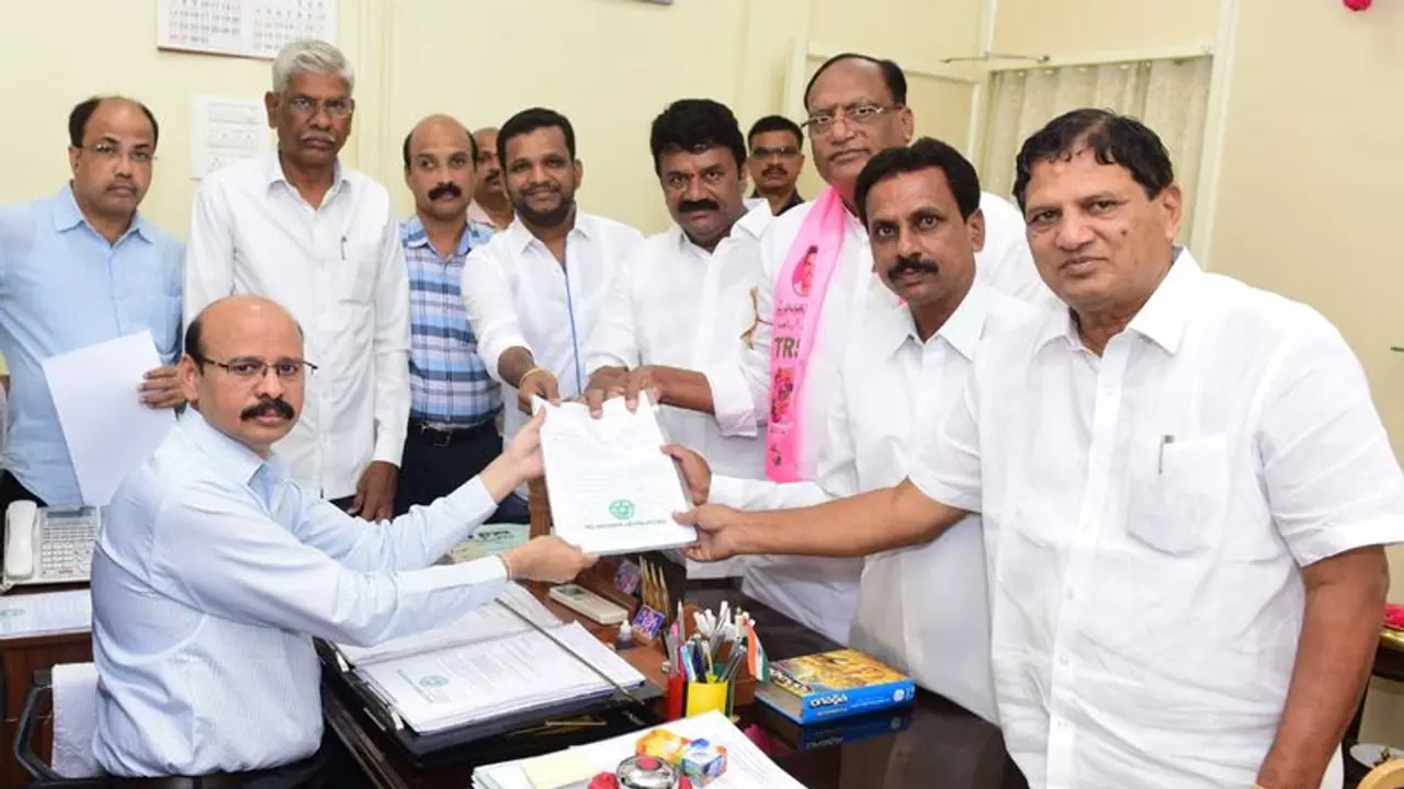 ఎమ్మెల్యే కోటాలో ఎమ్మెల్సీ అభ్యర్థిగా గుత్తా సుఖేందర్ రెడ్డి: నామినేషన్ దాఖలు ఎమ్మెల్యే కోటాలో ఎమ్మెల్సీ అభ్యర్థిగా గుత్తా సుఖేందర్ రెడ్డి: నామినేషన్ దాఖలు