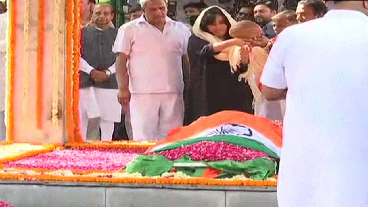 சுஷ்மாவின் உடலுக்கு இறுதி அஞ்சலி... தேசியக்கொடி போர்த்தி அரசு மரியாதை..! சுஷ்மாவின் உடலுக்கு இறுதி அஞ்சலி... தேசியக்கொடி போர்த்தி அரசு மரியாதை..!