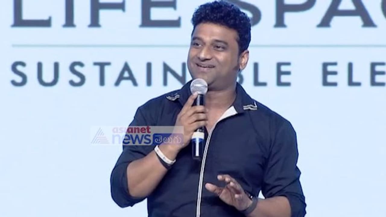 ఆకాశంలో శివుడ్ని చూపించిన దేవిశ్రీ... వైరల్ అవుతున్న ఫోటో! ఆకాశంలో శివుడ్ని చూపించిన దేవిశ్రీ... వైరల్ అవుతున్న ఫోటో!