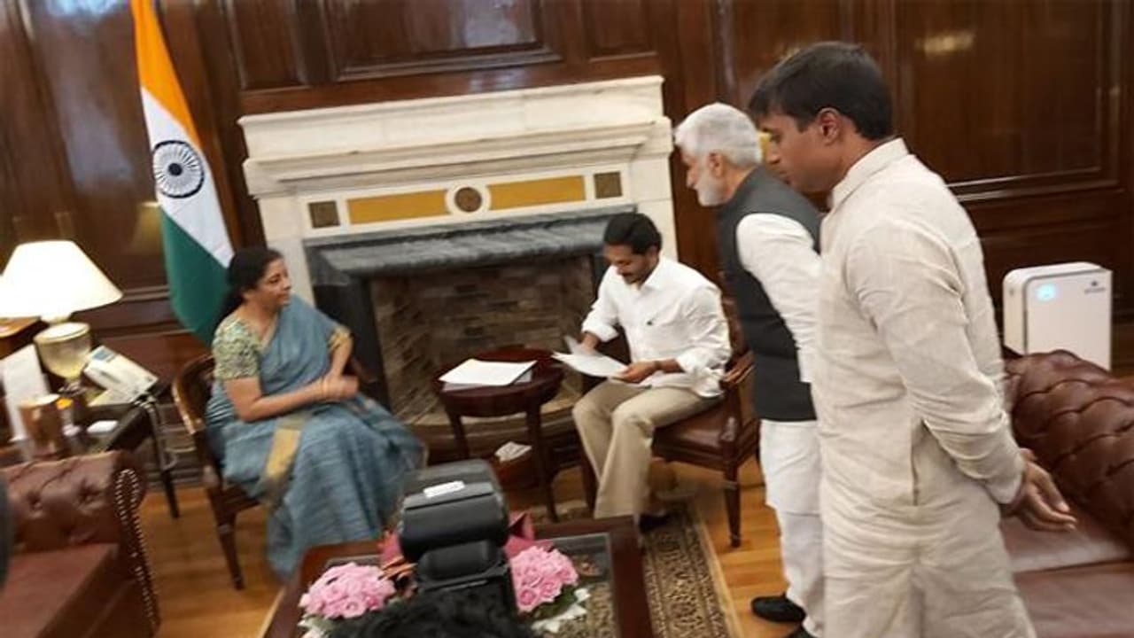 ఏపీని ఆదుకోవాల్సింది మీరే: నిర్మలాసీతారామన్ తో సీఎం జగన్ భేటీ ఏపీని ఆదుకోవాల్సింది మీరే: నిర్మలాసీతారామన్ తో సీఎం జగన్ భేటీ