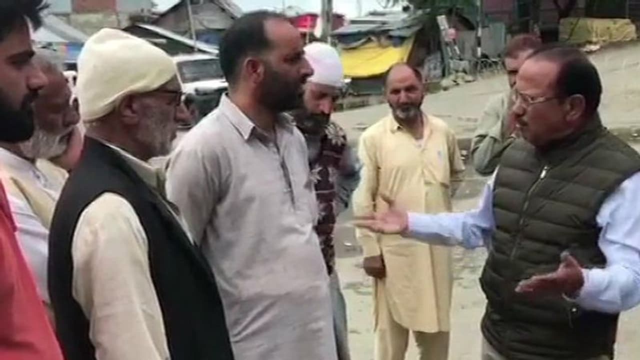 जम्मू कश्मीर में कुछ इस तरह शांति बनाए रखने में जुटे हैं अजित डोभाल