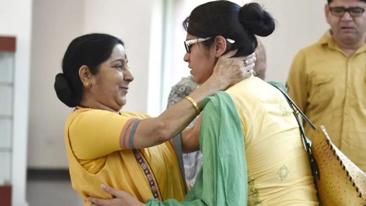 ಜನಸಾಮಾನ್ಯರಿಗೆ ಸುಷ್ಮಾ ಯಾಕೆ ಇಷ್ಟ? ಈ ಸಾಧನೆಗಳೆ ಹೇಳುತ್ತವೆ ಉತ್ತರ ಜನಸಾಮಾನ್ಯರಿಗೆ ಸುಷ್ಮಾ ಯಾಕೆ ಇಷ್ಟ? ಈ ಸಾಧನೆಗಳೆ ಹೇಳುತ್ತವೆ ಉತ್ತರ