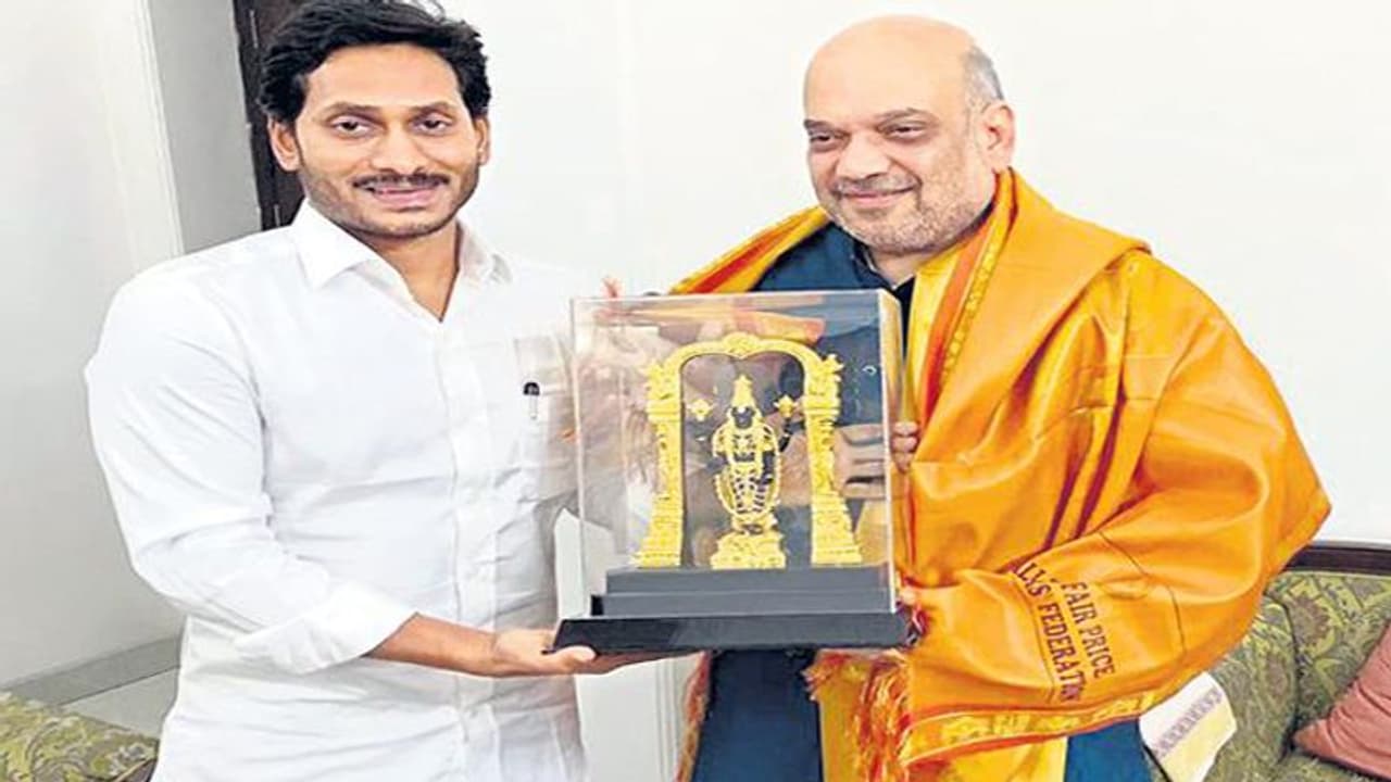 జగన్ కు కేంద్రం పిలుపు, హస్తినకు బయలుదేరిన ఏపీ సీఎం: అమిత్ షాతో భేటీ