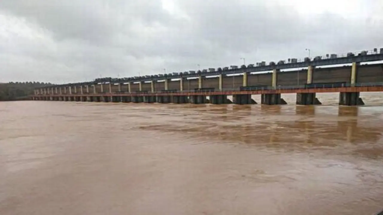 ఇంటిపెద్ద మరణం: భార్యాపిల్లల మనస్తాపం, కుక్కతో సహా ఆత్మహత్య ఇంటిపెద్ద మరణం: భార్యాపిల్లల మనస్తాపం, కుక్కతో సహా ఆత్మహత్య