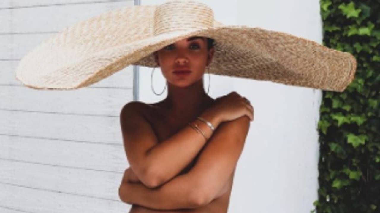 സമീറയ്ക്ക് പിന്നാലെ നിറവയര് ചിത്രം പങ്കുവെച്ച് എമി ജാക്സണ് സമീറയ്ക്ക് പിന്നാലെ നിറവയര് ചിത്രം പങ്കുവെച്ച് എമി ജാക്സണ്