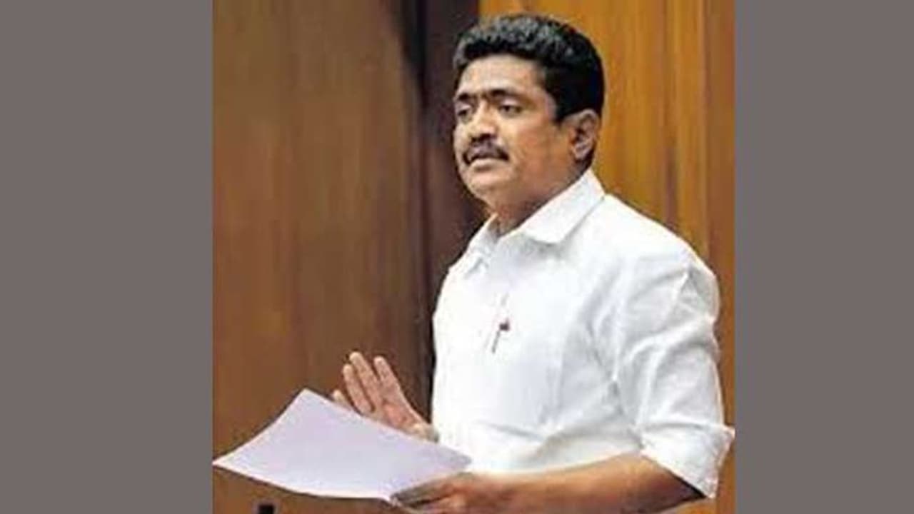 ನೆರೆ ಸಂತ್ರಸ್ತರಿಗೆ 1 ತಿಂಗಳ ವೇತನ ನೀಡಿ ಮಾದರಿಯಾದ ಶಾಸಕ ನೆರೆ ಸಂತ್ರಸ್ತರಿಗೆ 1 ತಿಂಗಳ ವೇತನ ನೀಡಿ ಮಾದರಿಯಾದ ಶಾಸಕ