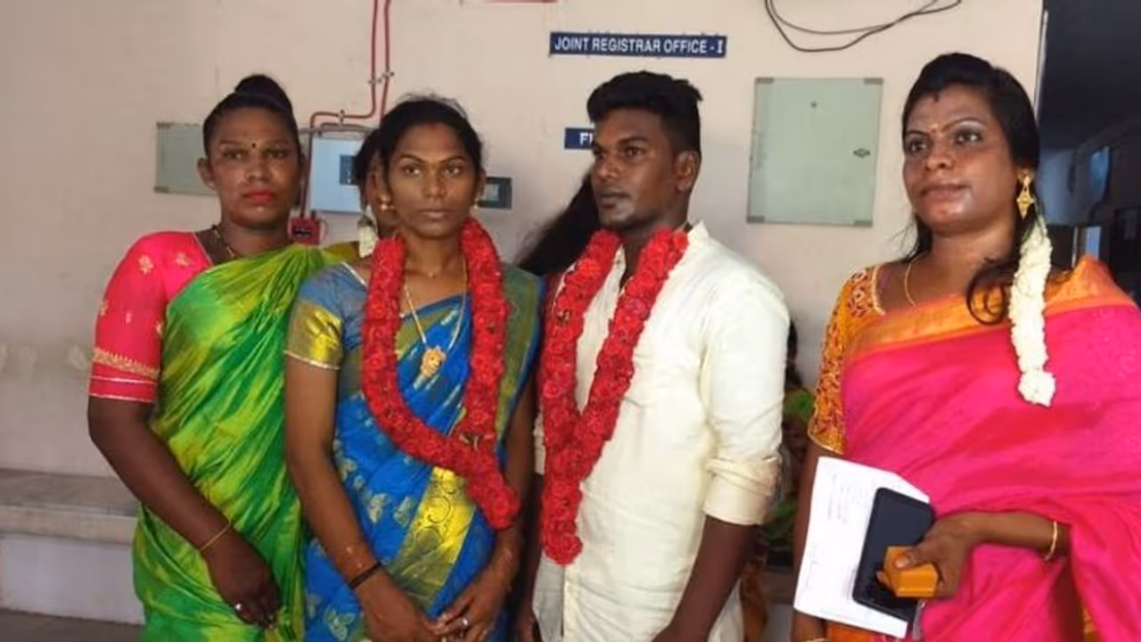 பேஸ்புக்கில் ஒரு வருஷம் லவ்... எதிர்ப்பை சமாளித்து திருநங்கையை கல்யாணம் பண்ணிய வாலிபர்… குவியும் வாழ்த்துகள்!! பேஸ்புக்கில் ஒரு வருஷம் லவ்... எதிர்ப்பை சமாளித்து திருநங்கையை கல்யாணம் பண்ணிய வாலிபர்… குவியும் வாழ்த்துகள்!!