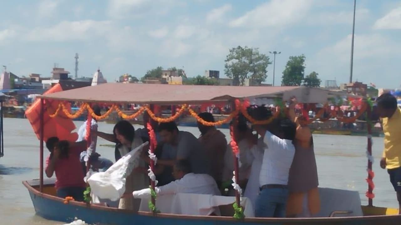 अस्थि विसर्जन के दौरान बार बार मां को याद कर रोई बेटी बांसुरी स्वराज अस्थि विसर्जन के दौरान बार बार मां को याद कर रोई बेटी बांसुरी स्वराज