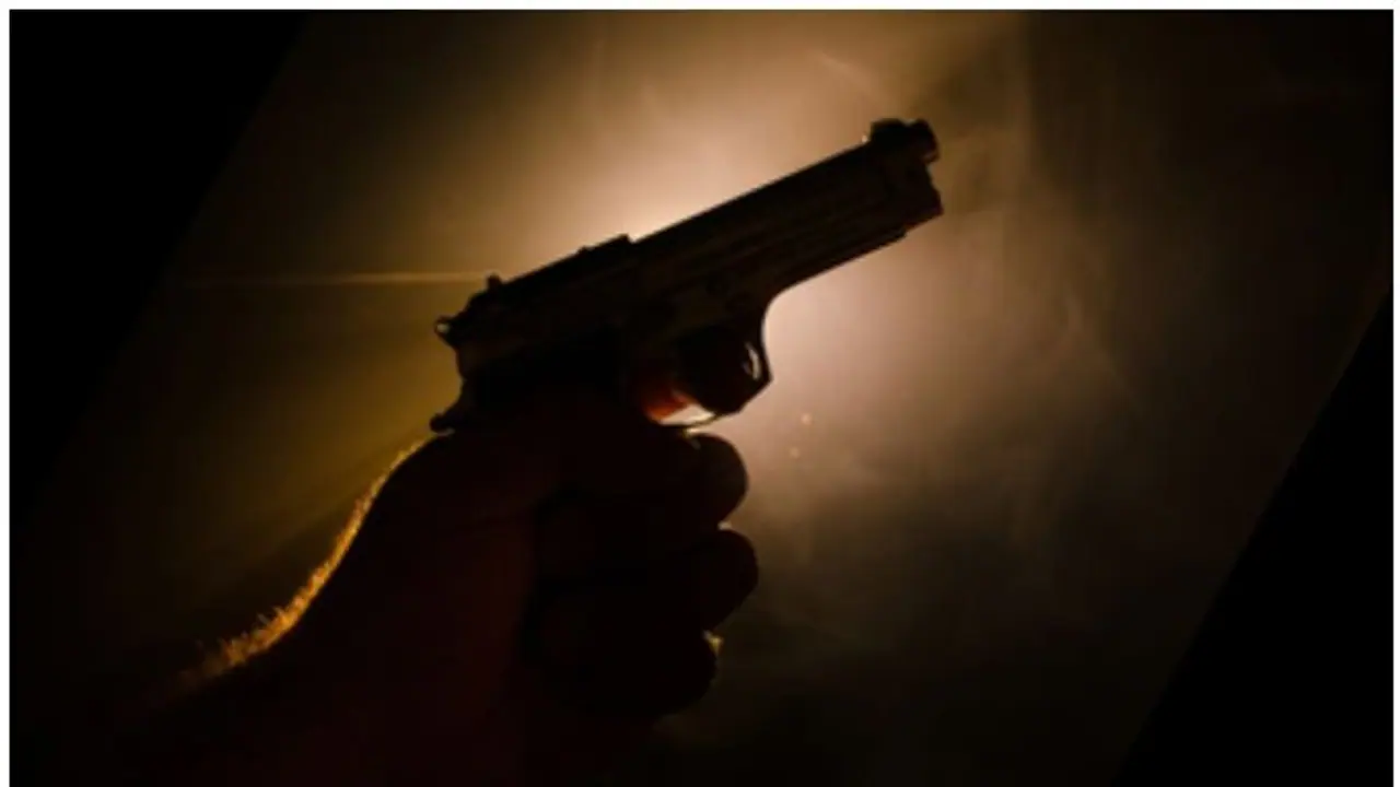 ಬೆಳಗಾವಿ: ಸಾರ್ವಜನಿಕ ಪ್ರದೇಶದಲ್ಲಿ ಪೊಲೀಸರ ಮುಂದೆಯೇ ಫೈರಿಂಗ್..! ಬೆಳಗಾವಿ: ಸಾರ್ವಜನಿಕ ಪ್ರದೇಶದಲ್ಲಿ ಪೊಲೀಸರ ಮುಂದೆಯೇ ಫೈರಿಂಗ್..!