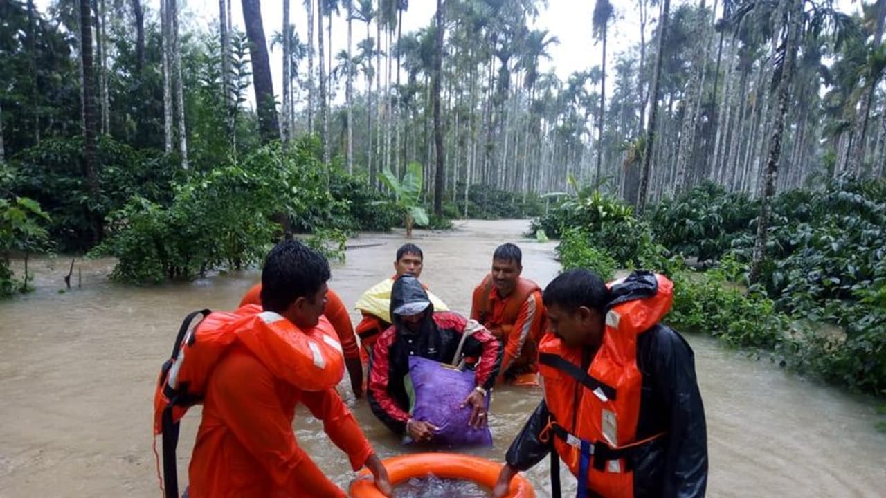 ಮುನಿದ ವರುಣರಾಯ, ಪ್ರವಾಹಕ್ಕೆ ಜನ ತತ್ತರ, ನೆರವಿಗೆ ಧಾವಿಸಿದ ಸಿನಿ ತಾರೆಯರು