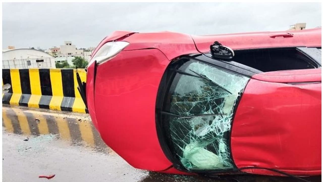 तेज बारिश ने खोली एक्सप्रेसवे की पोल, कहीं धंसी सड़क तो कहीं हो गए गड्ढे तेज बारिश ने खोली एक्सप्रेसवे की पोल, कहीं धंसी सड़क तो कहीं हो गए गड्ढे