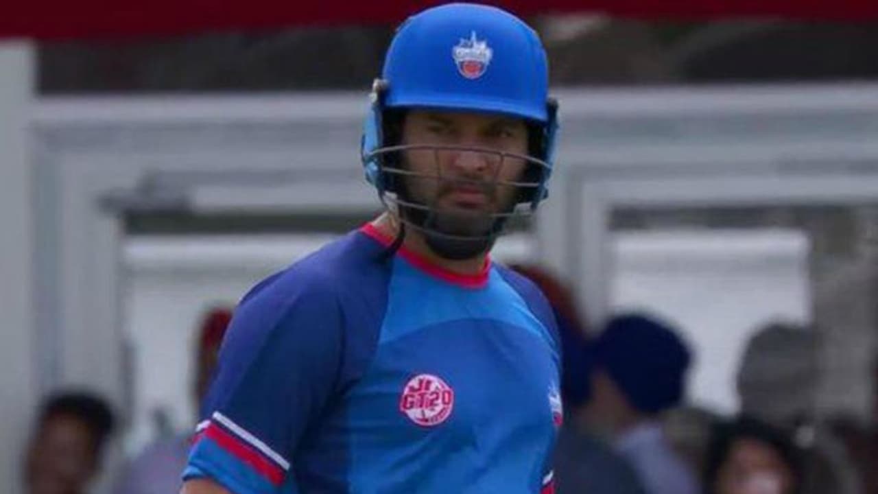 మన టాపార్డర్ సూపర్ బ్రో...: భజ్జీ ట్వీట్ కు యువీ వెటకారం మన టాపార్డర్ సూపర్ బ్రో...: భజ్జీ ట్వీట్ కు యువీ వెటకారం