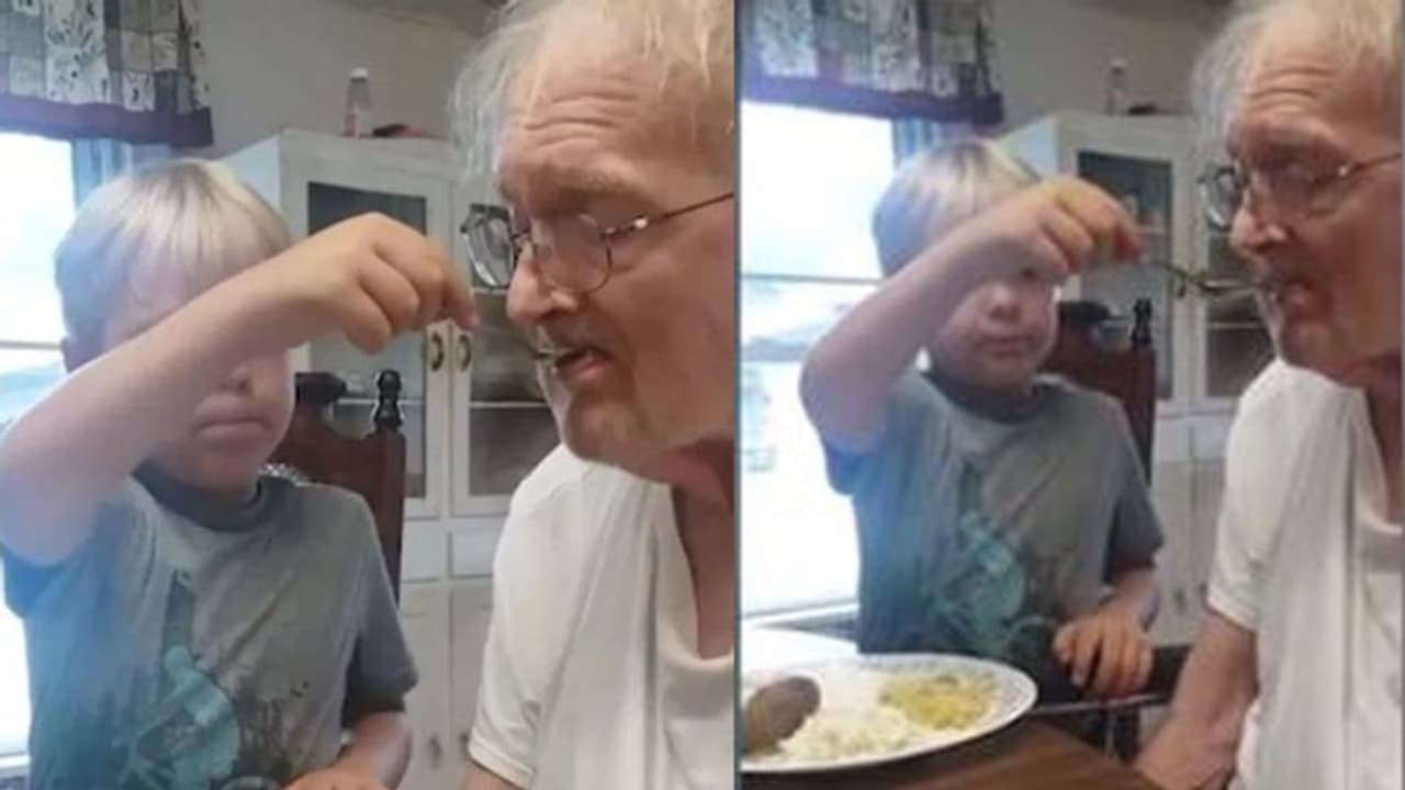 ഡിമെൻഷ്യ ബാധിച്ച മുത്തശ്ശന് ഭക്ഷണം നൽകുന്ന ആറ് വയസുകാരൻ; വീഡിയോ കാണാം ഡിമെൻഷ്യ ബാധിച്ച മുത്തശ്ശന് ഭക്ഷണം നൽകുന്ന ആറ് വയസുകാരൻ; വീഡിയോ കാണാം