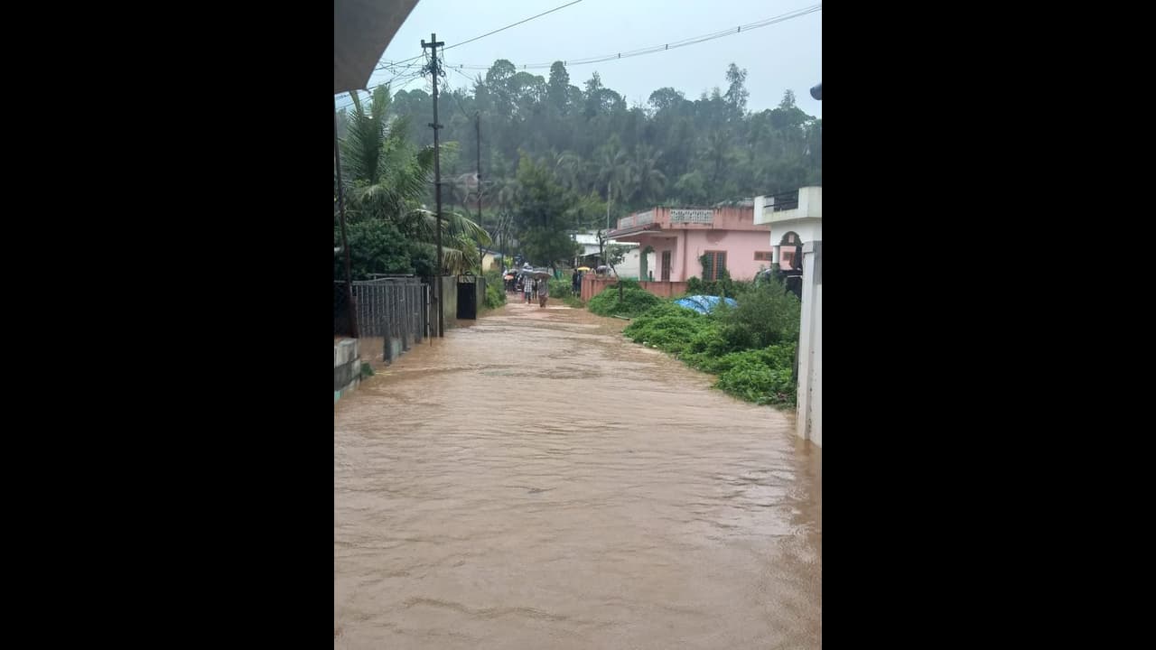 മഴയ്ക്ക് നേരിയ ശമനം; ദുരിതമൊഴിയാതെ വടക്കന് ജില്ലകള് മഴയ്ക്ക് നേരിയ ശമനം; ദുരിതമൊഴിയാതെ വടക്കന് ജില്ലകള്