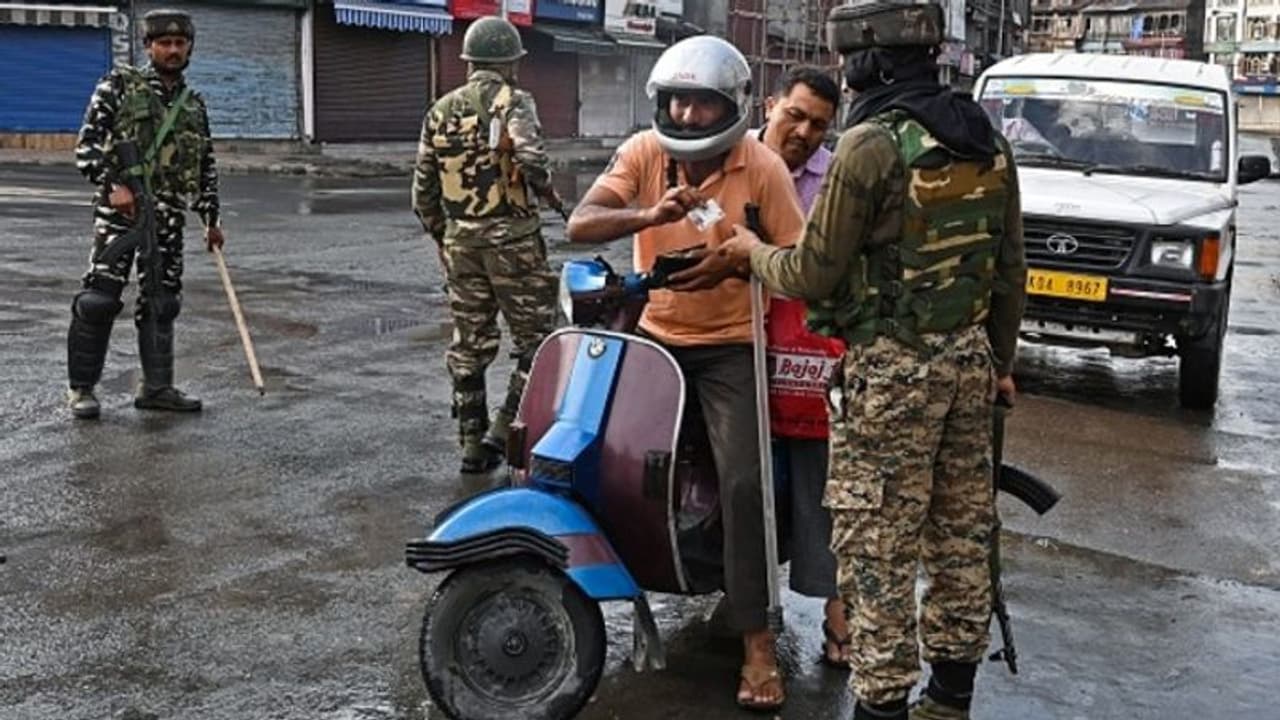 খুলছে স্কুল কলেজ, সরকারি দফতর! কতটা স্বাভাবিক উপত্যকার পরিস্থিতি, কী বলছে প্রতিরক্ষা মন্ত্রক খুলছে স্কুল কলেজ, সরকারি দফতর! কতটা স্বাভাবিক উপত্যকার পরিস্থিতি, কী বলছে প্রতিরক্ষা মন্ত্রক