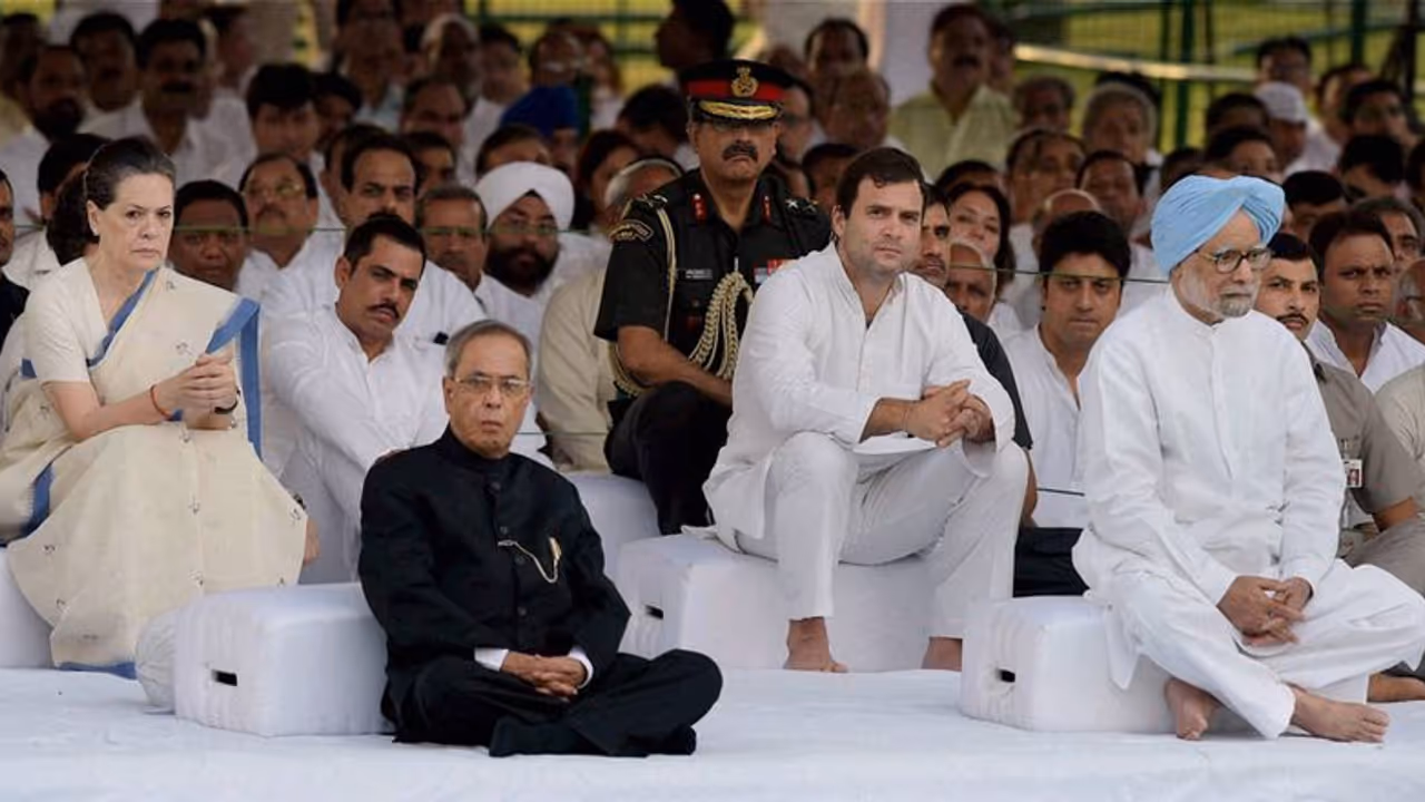 कांग्रेस ने प्रणब दा से बनायी दूरी, सोनिया-राहुल नहीं पहुंचे भारत रत्न सम्मान कार्यक्रम में