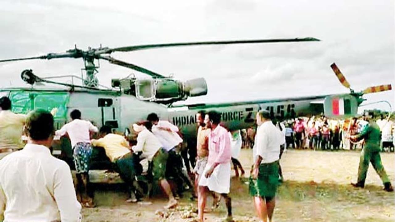 ಕರ್ನಾಟಕ ಪ್ರವಾಹ: ರಕ್ಷಣೆಗೆ ಬಂದ ಹೆಲಿಕಾಪ್ಟರನ್ನೇ ರಕ್ಷಿಸಿದ ಜನ ಕರ್ನಾಟಕ ಪ್ರವಾಹ: ರಕ್ಷಣೆಗೆ ಬಂದ ಹೆಲಿಕಾಪ್ಟರನ್ನೇ ರಕ್ಷಿಸಿದ ಜನ