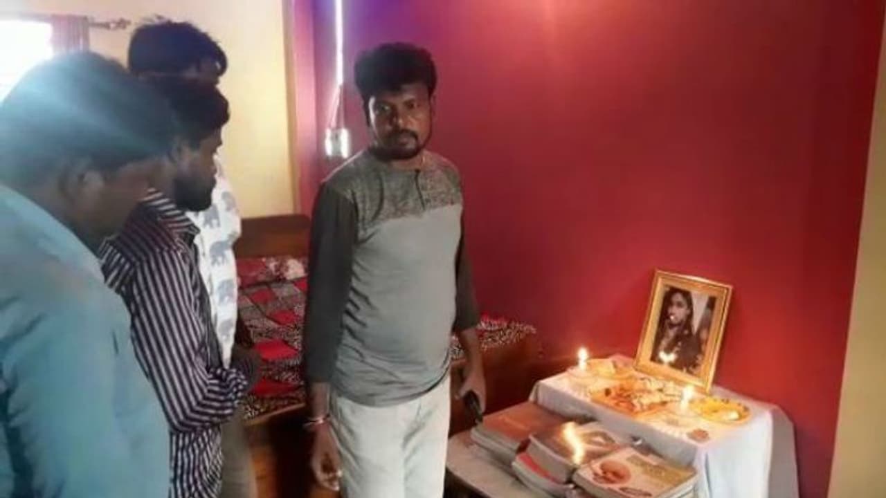 জন্মদিনের পাঁচ দিন আগেই স্বপ্নভঙ্গ, মনীষার ছবির সামনে কেট কাটলেন বাবা