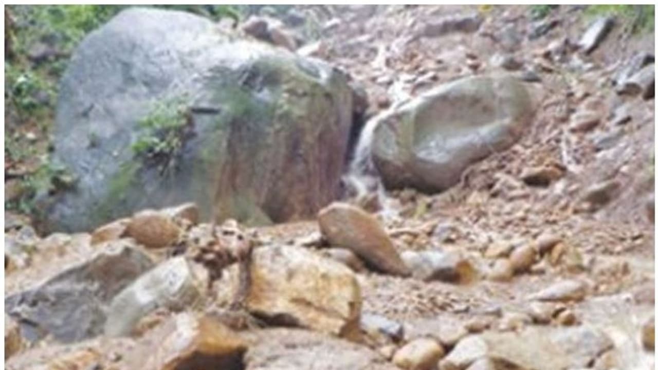 കേരള തമിഴ്‍നാട് അതിര്‍ത്തിയിലെ പുളിയംപാറയില്‍ ഉരുള്‍പൊട്ടല്‍; പുഞ്ചകൊല്ലി പുഴ നിറഞ്ഞൊഴുകുന്നു