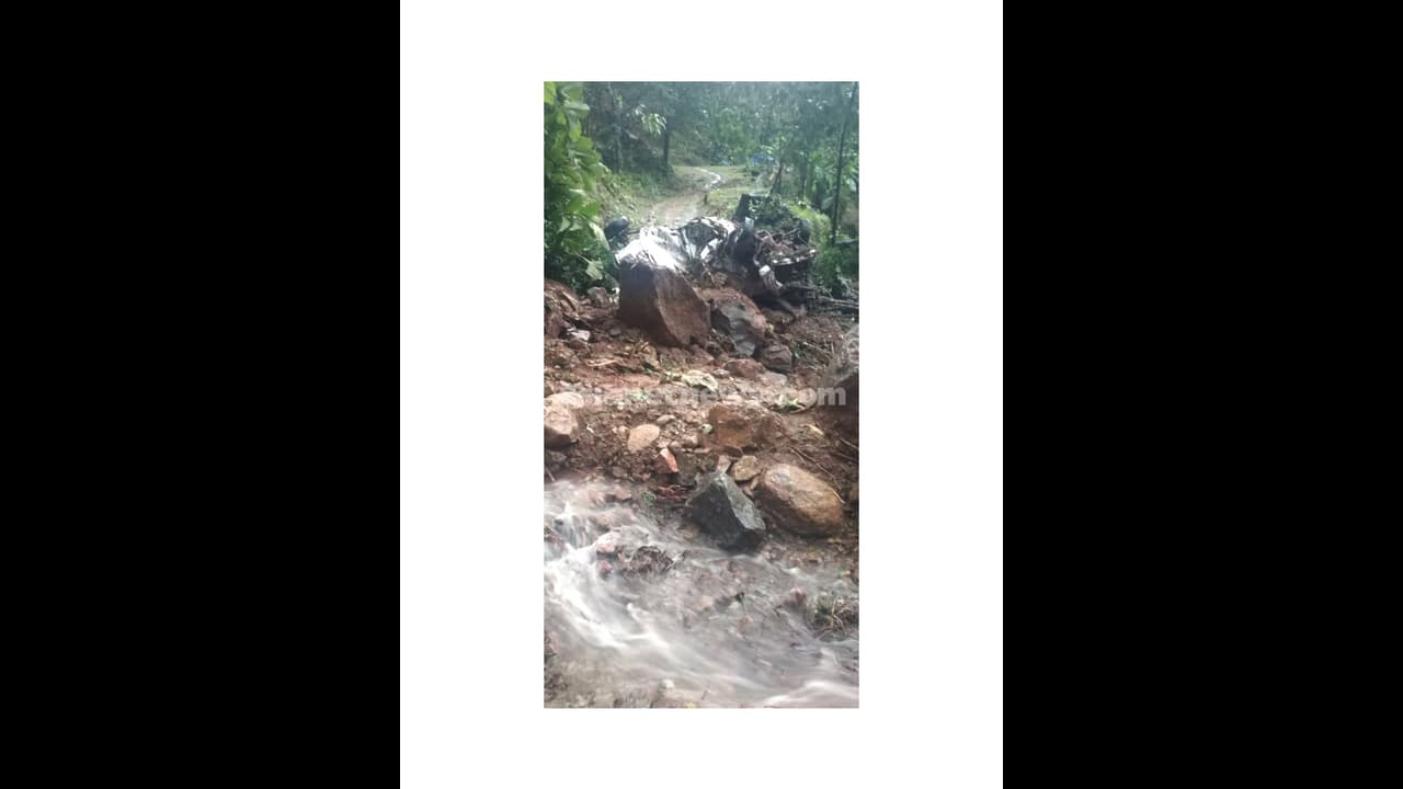 വെള്ളരിക്കുണ്ടില് മണ്ണിടിച്ചിലിനെ തുടര്ന്ന് വീടിനകത്ത് കുടുങ്ങിയ മൂന്നുപേരെയും രക്ഷപ്പെടുത്തി വെള്ളരിക്കുണ്ടില് മണ്ണിടിച്ചിലിനെ തുടര്ന്ന് വീടിനകത്ത് കുടുങ്ങിയ മൂന്നുപേരെയും രക്ഷപ്പെടുത്തി