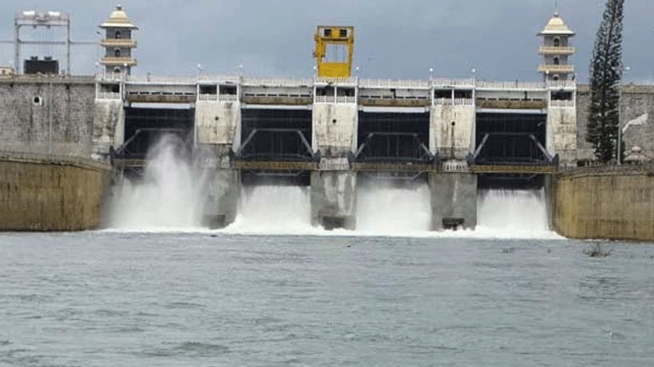 கபினி அணையில் 90,000 கனஅடி நீர் திறப்பு... மகிழ்ச்சியில் தமிழக விவசாயிகள்..! கபினி அணையில் 90,000 கனஅடி நீர் திறப்பு... மகிழ்ச்சியில் தமிழக விவசாயிகள்..!