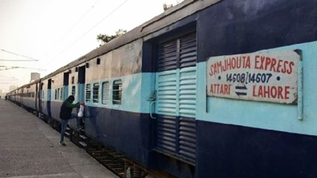 ఆర్టికల్ 370 రద్దు: 4 గంటల ఆలస్యంగా ఢిల్లీ చేరిన సంఝౌతా ఎక్స్ప్రెస్ ఆర్టికల్ 370 రద్దు: 4 గంటల ఆలస్యంగా ఢిల్లీ చేరిన సంఝౌతా ఎక్స్ప్రెస్