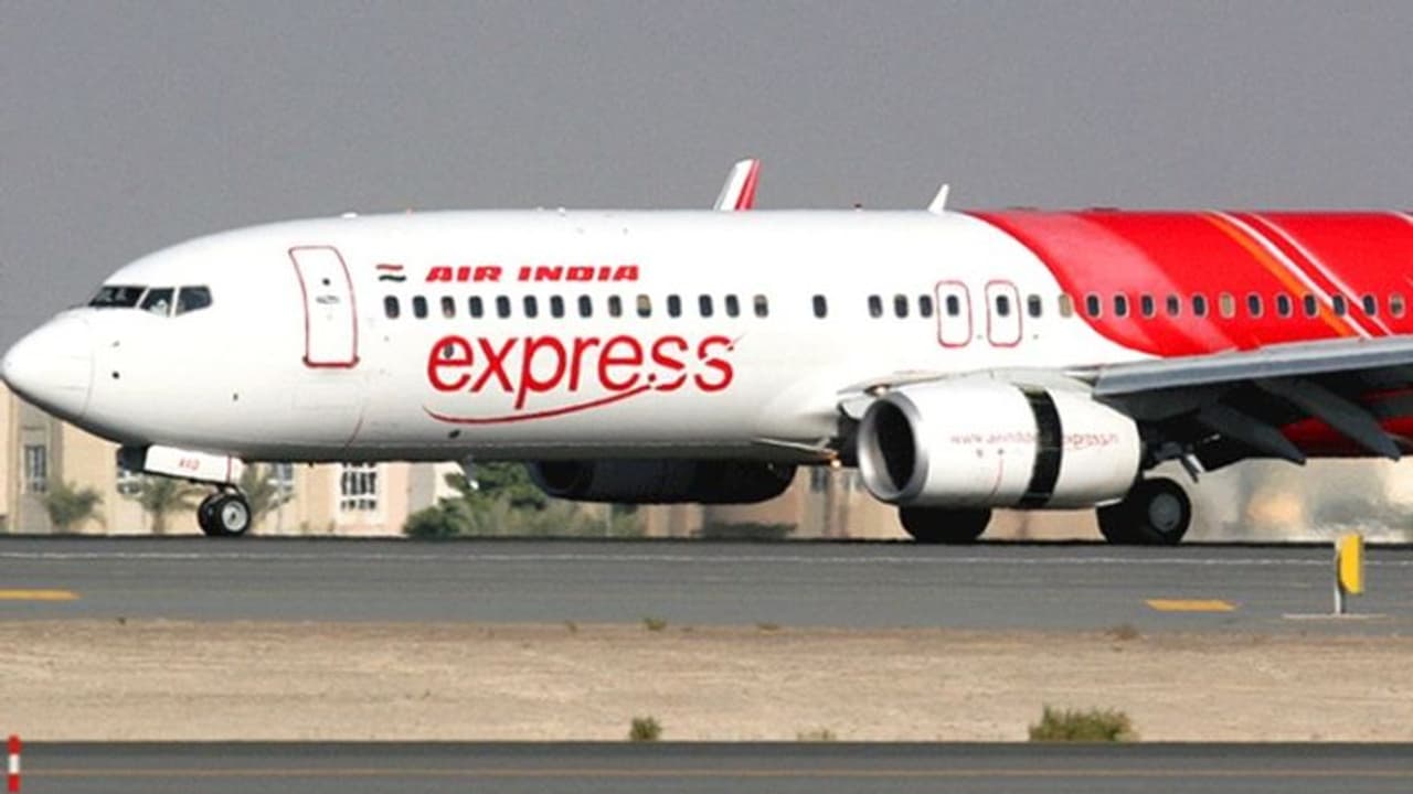 എയര്‍ ഇന്ത്യ വിമാനം വൈകിയത് മണിക്കൂറുകള്‍; കാത്തിരുന്ന് വലഞ്ഞ് ഗര്‍ഭിണികളടക്കമുള്ള യാത്രക്കാര്‍