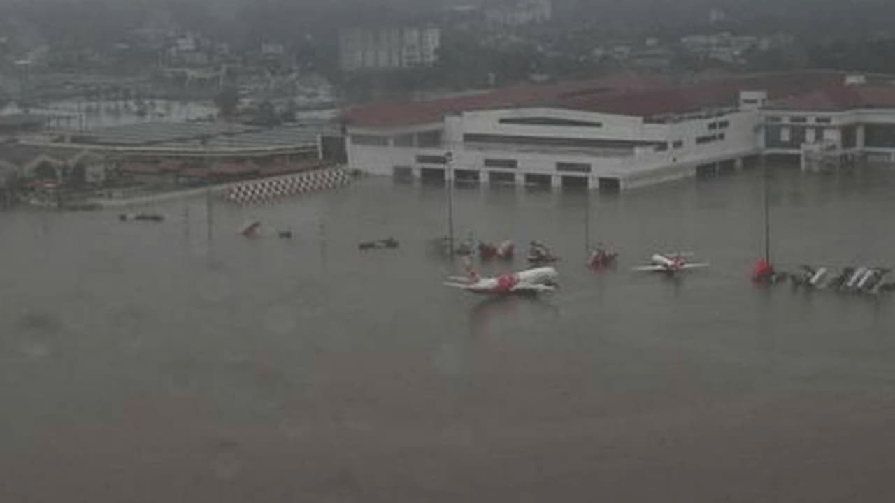 భారీ వర్షాలు: అప్రమత్తమైన రాష్ట్రాలు, రంగంలోకి నేవీ భారీ వర్షాలు: అప్రమత్తమైన రాష్ట్రాలు, రంగంలోకి నేవీ